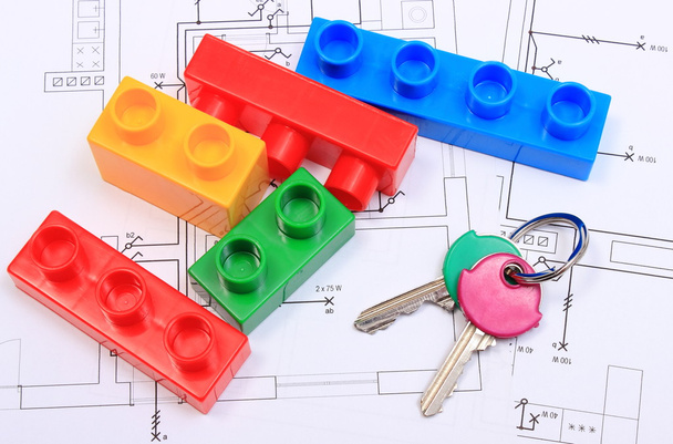 Home clés et les blocs de construction sur le dessin de construction de la maison
 - Photo, image