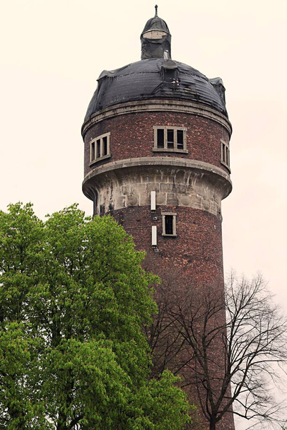 Histórica torre de agua neobarroca en witochowice, Polonia. - Foto, imagen