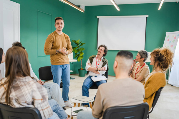 Egy csoport ember ül egy körben a terapeuták férfi és egy nő megvitatása és érzelmi támogatás megoldása probléma mentális tudatosság és stigma önellátás koncepció - Fotó, kép