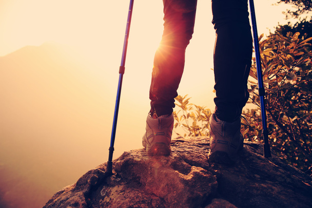 Woman hiker on mountain rock - Zdjęcie, obraz