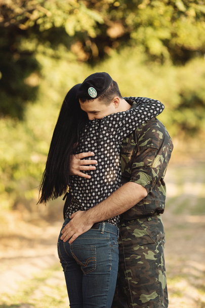 Donna e soldato abbracciati
 - Foto, immagini