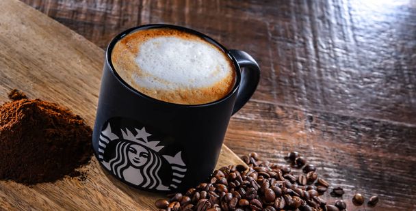 POZNAN, POL - APR 19, 2023: Cup of Starbucks, nimi kahviyhtiö ja kahvilaketju, perustettu Seattle, Wa. Yhdysvallat, vuonna 1971; nyt suurin tällainen yritys maailmassa - Valokuva, kuva