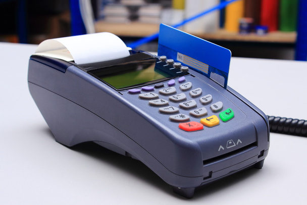 Betaalterminal met credit card op Bureau in winkel - Foto, afbeelding