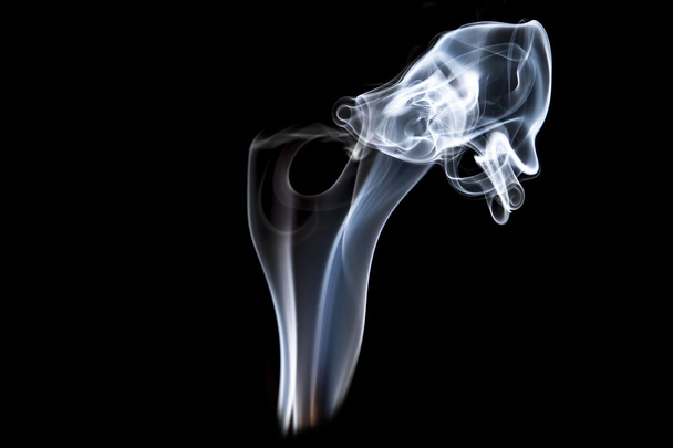 humo con luces sobre fondo negro
 - Foto, Imagen