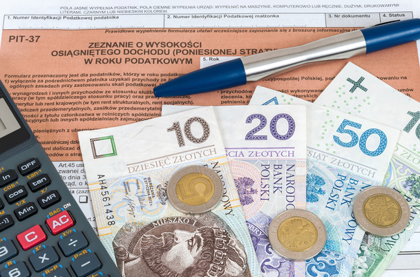 Formulaire d'impôt individuel polonais PIT-37
 - Photo, image