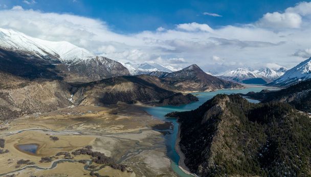 Вид згори на прекрасні снігові гори й озеро в Тибеті (Китай). - Фото, зображення