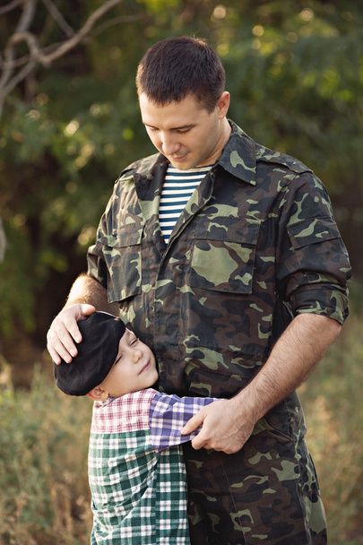 Αγόρι και στρατιώτης με μια στρατιωτική στολή - Φωτογραφία, εικόνα