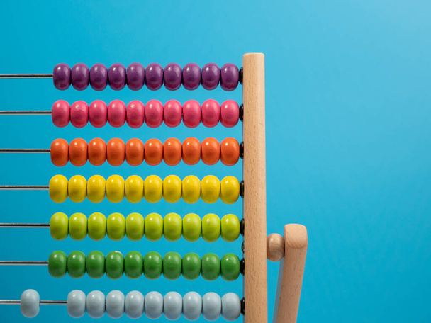 ábaco de madeira em um fundo azul, ábaco de madeira para crianças. Abacus de madeira close-up. - Foto, Imagem