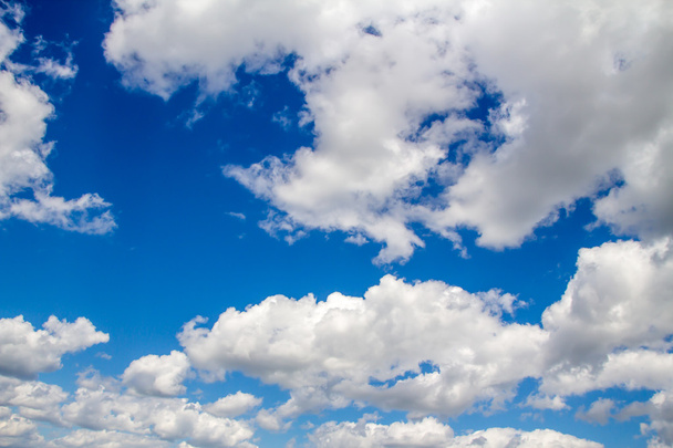 Kumulus felhők a kék égen - Fotó, kép