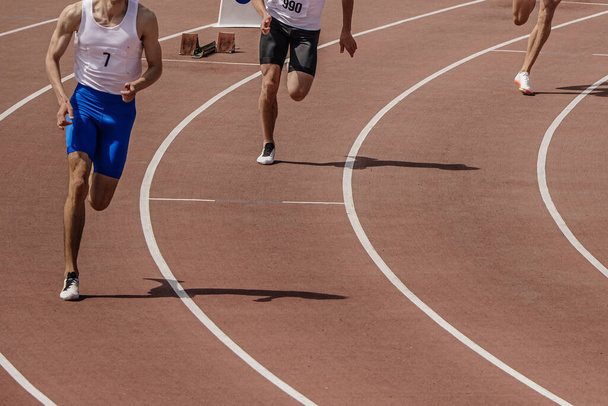 trois athlètes masculins qui commencent à courir course de sprint, championnats d'athlétisme d'été - Photo, image