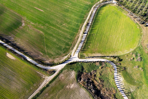 Documentación fotográfica aérea de un camino blanco en Toscana Italia  - Foto, Imagen