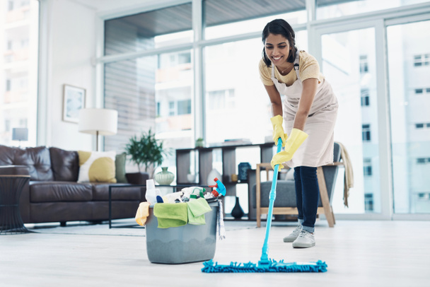Ideje ragyogni. egy fiatal nő, aki otthon mossa a padlót. - Fotó, kép
