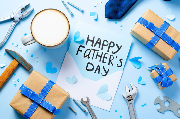 Feliz Día del Padre Concepto, Tarjeta de felicitación, Día del Padre Desayuno con una linda carta sobre fondo azul claro - Foto, Imagen
