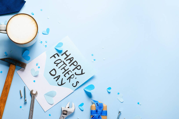 Happy Vatertagskonzept, Grußkarte, Vatertagsfrühstück mit netten Buchstaben auf hellblauem Hintergrund - Foto, Bild