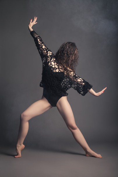 nowoczesny styl tancerz pozowanie na szarym tle - Zdjęcie, obraz