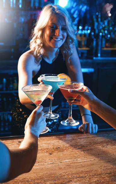 La fiesta ha comenzado. mujeres jóvenes tomando cócteles en un club nocturno - Foto, Imagen