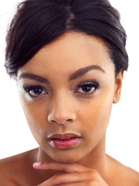 Krása, která okouzluje. Closeup studio portrét mladé ženy s perfektní pletí na bílém pozadí - Fotografie, Obrázek