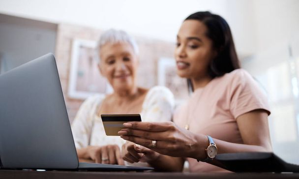 Miejmy oko na limit kredytowy. starsza kobieta korzystająca z laptopa i karty kredytowej z córką w domu - Zdjęcie, obraz