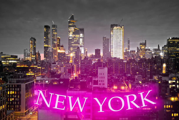 Epic ορίζοντα της Νέας Υόρκης με ροζ νέον σημάδι νυχτερινή θέα, Ηνωμένες Πολιτείες της Αμερικής - Φωτογραφία, εικόνα