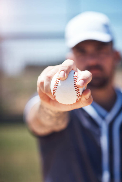 Inclínate ante el todopoderoso béisbol. un hombre sosteniendo una pelota durante un partido de béisbol - Foto, imagen