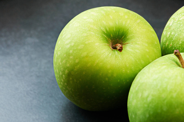 Are you ready for the crunch. Studio shot of green apples on a table - 写真・画像