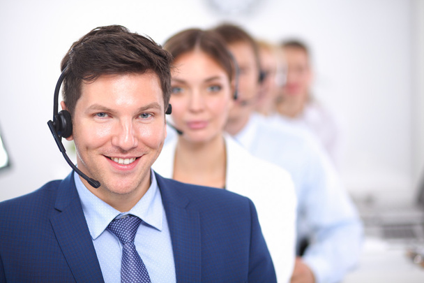 Jovens empresários e colegas atraentes e positivos em um escritório de call center - Foto, Imagem