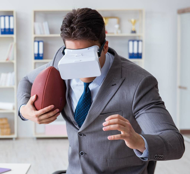 Podnikatel hraje virtuální realitu fotbal v kanceláři s VR brýle - Fotografie, Obrázek