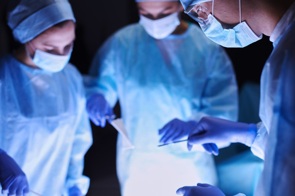 Chirurg zespołowy w pracy operacyjnej - Zdjęcie, obraz
