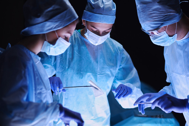 Team surgeon at work in operating - Foto, imagen
