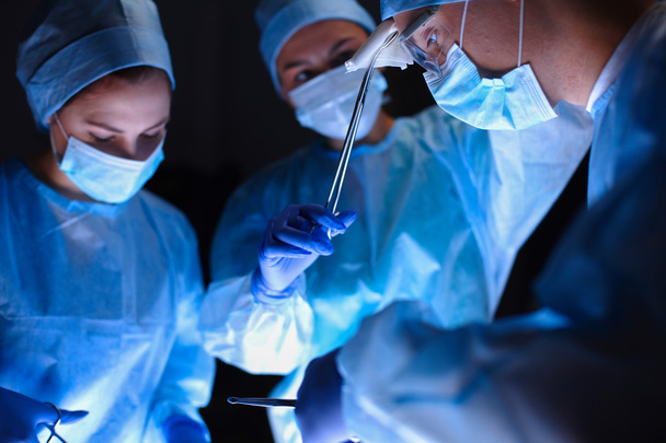 Team surgeon at work in operating - 写真・画像
