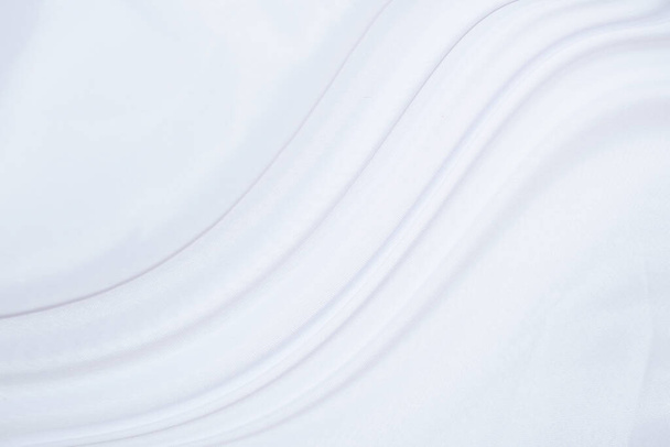 Sileä tyylikäs valkoinen silkki tai satiini ylellinen kangas rakenne voi käyttää häät tausta. Ylellinen taustasuunnittelu - Valokuva, kuva