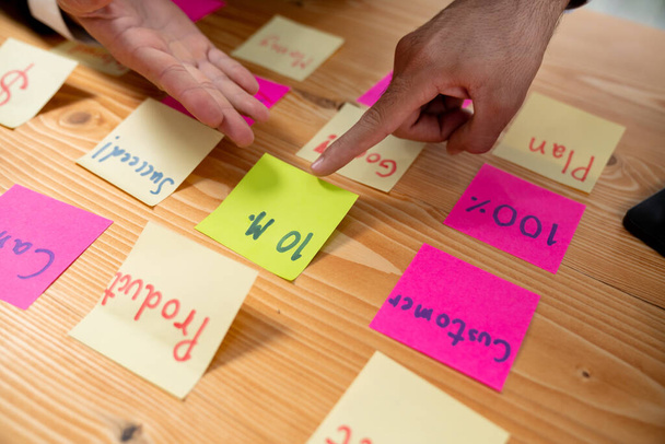 Obchodní tým shromáždit na stole, brainstorming a psaní kreativní nápad na barevné post-it poznámky. Strategie plánování a brainstorm k dosažení obchodních cílů. horlivý - Fotografie, Obrázek