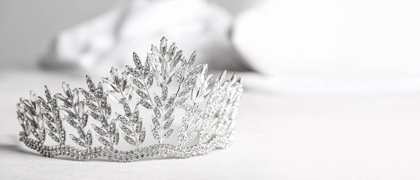 Bella tiara su sfondo chiaro - Foto, immagini