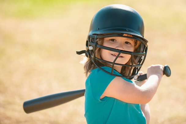 Petit garçon posant avec une batte de baseball. Portrait d'un gamin jouant au baseball - Photo, image