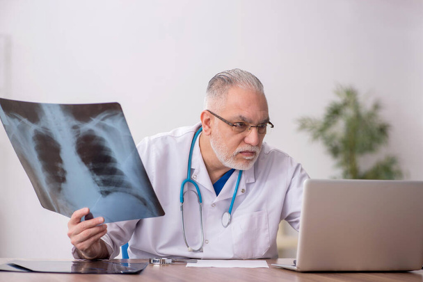 Alter Arzt Radiologe arbeitet in der Klinik - Foto, Bild