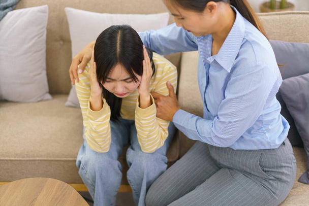 Psicóloga feminina conforta e encoraja paciente estressada enquanto ouve seu problema no escritório. - Foto, Imagem