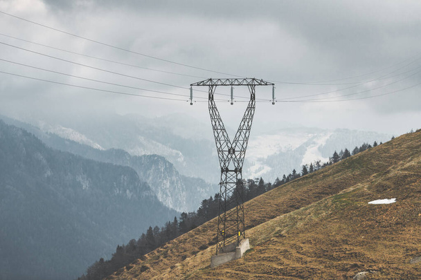Un pilón transpuesto de alta tensión en las montañas - Foto, Imagen