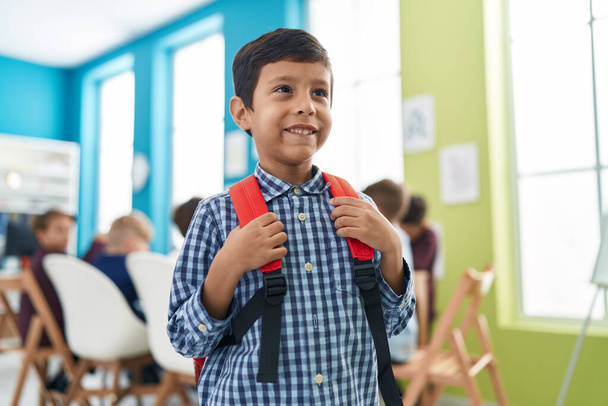 Suloinen latino poika opiskelija hymyilee luottavainen seisoo luokkahuoneessa - Valokuva, kuva