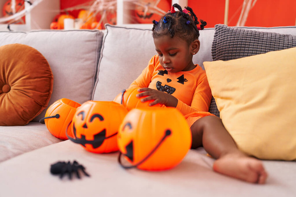 Afroamerykanka dziewczyna mając halloween party noszenie kostium dyni w domu - Zdjęcie, obraz
