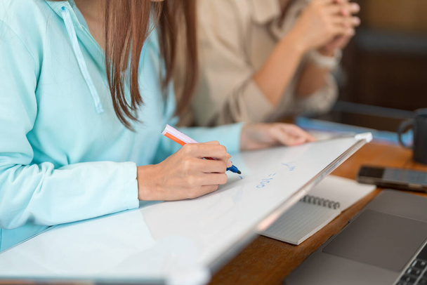 Főiskolai oktatási koncepció, Teenage lány vesz kvíz tutor a táblán, míg tanulmány tutorial. - Fotó, kép