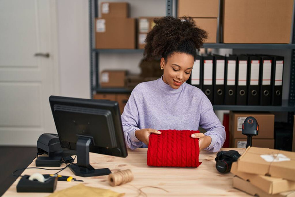 Молодая африканская американская женщина электронной коммерции делового работника подготовить заказ одежды в офисе - Фото, изображение