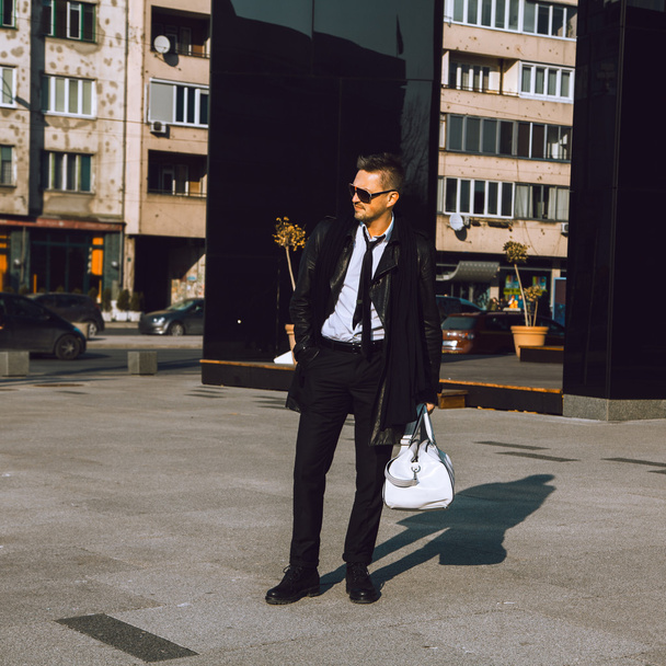 quadratische Foto von Geschäftsmann im trendigen Anzug im Freien - Foto, Bild