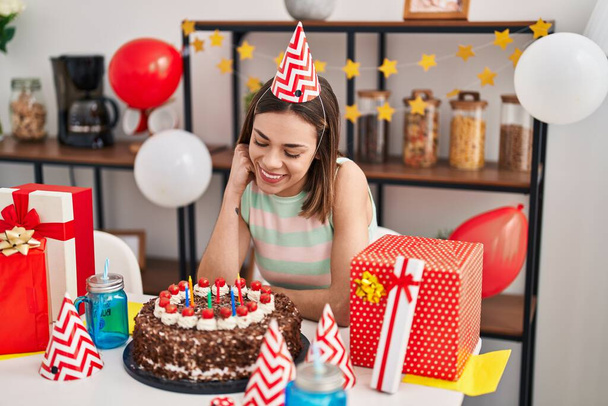 Nuori kaunis latino nainen juhlii syntymäpäivää istuu pöydällä kotona - Valokuva, kuva