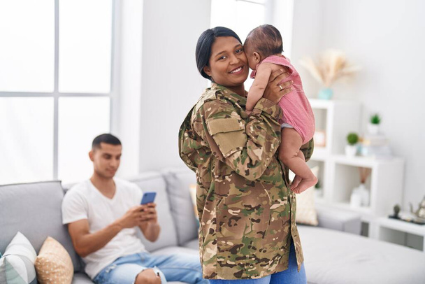 Spanischer Familienarmee-Soldat umarmt sich zu Hause - Foto, Bild
