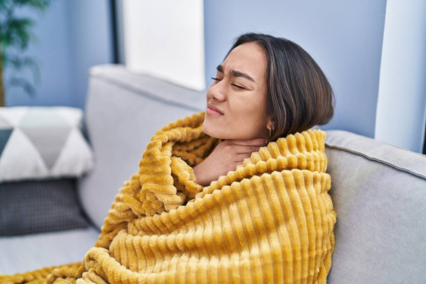 Młoda Latynoska chora kobieta siedzi na kanapie w domu - Zdjęcie, obraz