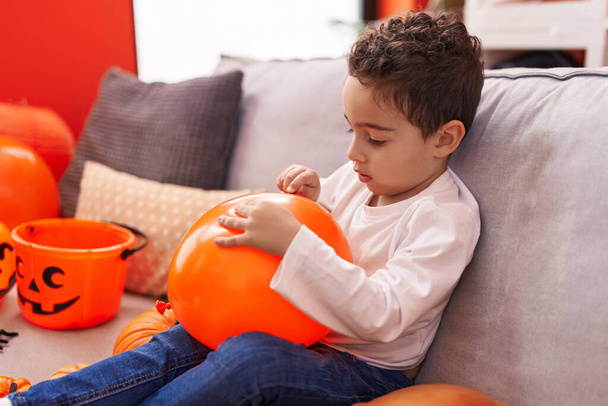 Roztomilý hispánský chlapec s halloween party drží balón doma - Fotografie, Obrázek