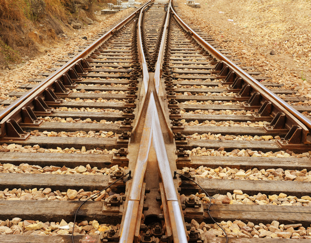 Rail Road Tracks - elétrica. Olhando para baixo os trilhos do trem
 - Foto, Imagem