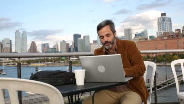 Businessman using laptop - Кадры, видео