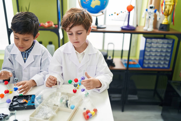 Entzückende Jungen Studenten spielen mit Molekülen Spielzeug im Labor Klassenzimmer - Foto, Bild