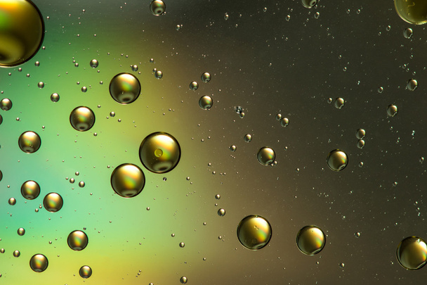 Óleo e água abstratos em ouro e castanho, com efeito arco-íris
 - Foto, Imagem